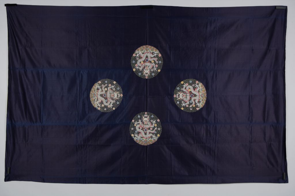 石青色缎串珠绣四团龙褂料